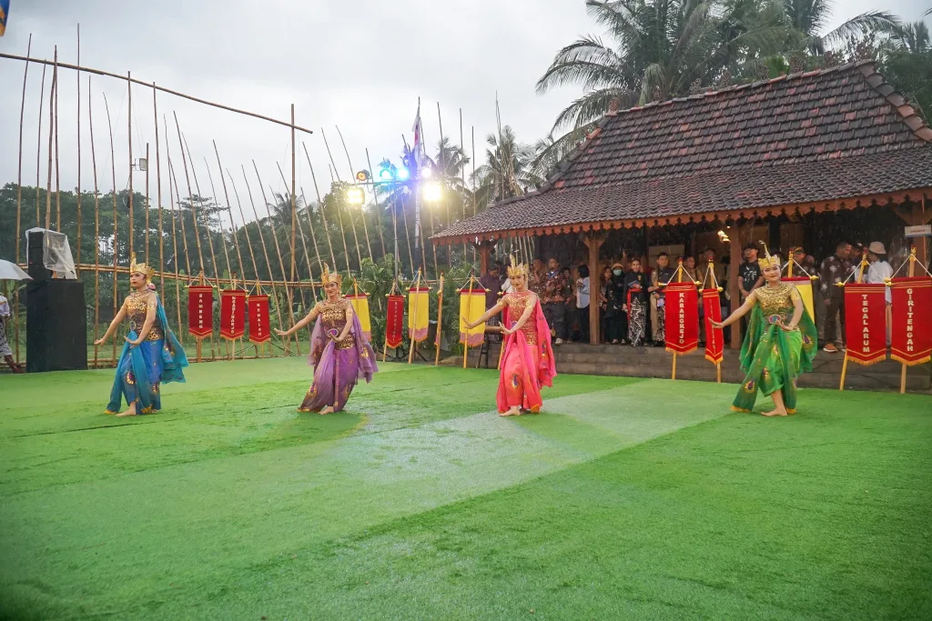 Pertunjukan tari pada event yang didukung SEWARSA