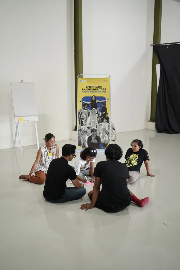 Display produk di rak pameran