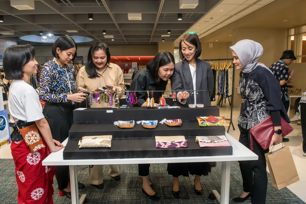 Pengunjung di meja registrasi event
