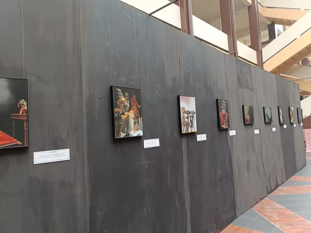 Partisi pameran dengan karya seni
